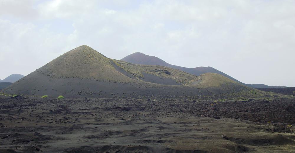 Montaña Tingafa rodeada de las lavas de Pico Partido