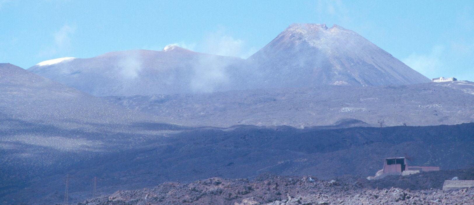 La Bocca Nuova, abierta en 1968, y el cráter del SE, en 1971 (fotografía de 2001) Se observa a la derecha el Piccolo Refugio