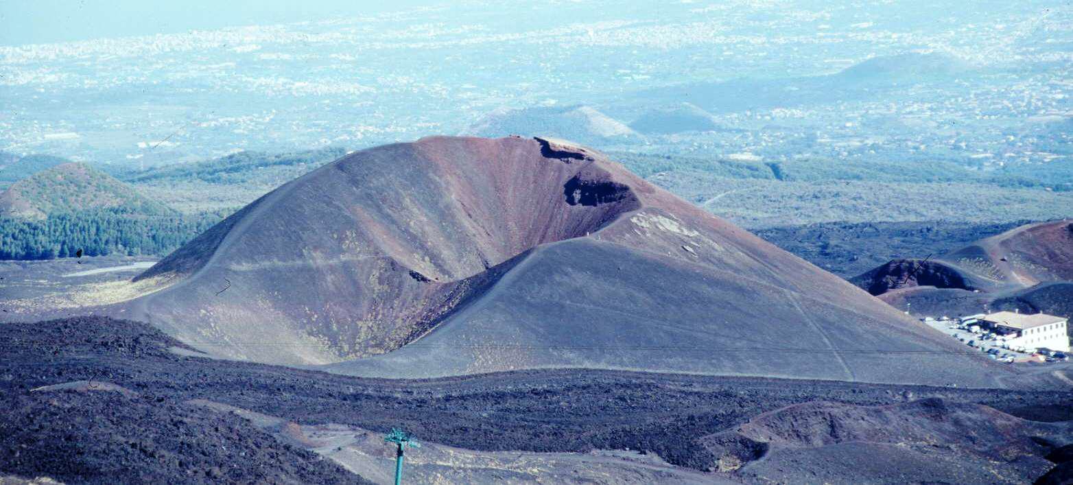  Erupción de 1895. Monte Silvestri. se aprecian las coladas de 2001 penetrando en el cráter y rodeando el cono