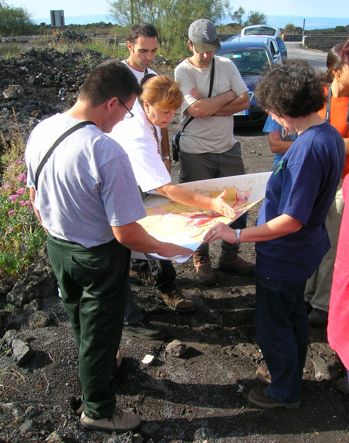 Miembros de GEOVOL e INVOLCAN trabajando en el Etna