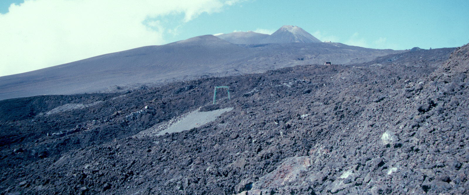 2001. Coladas en la ladera meridional. Se observa la estación y las torres destruídas de La Funivia