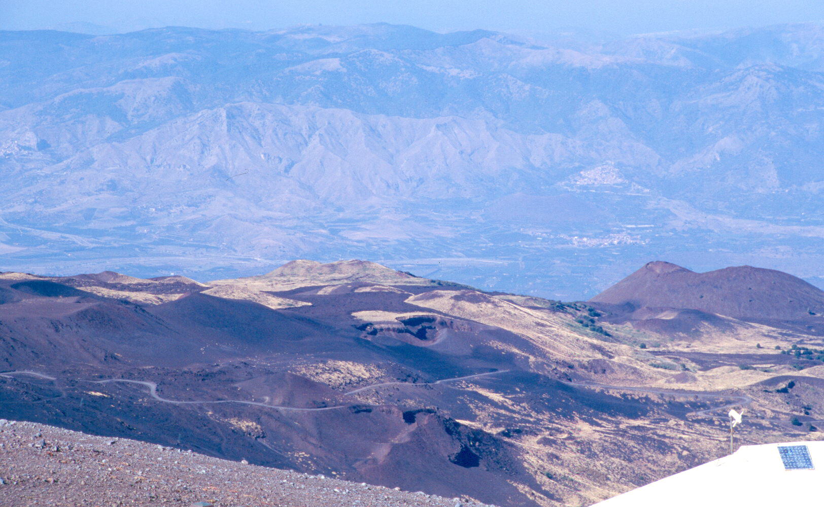 1974-78. Actividad del Etna en la ladera de La Concazza. Los piroclastos oscuros son de la erupción 2002-03