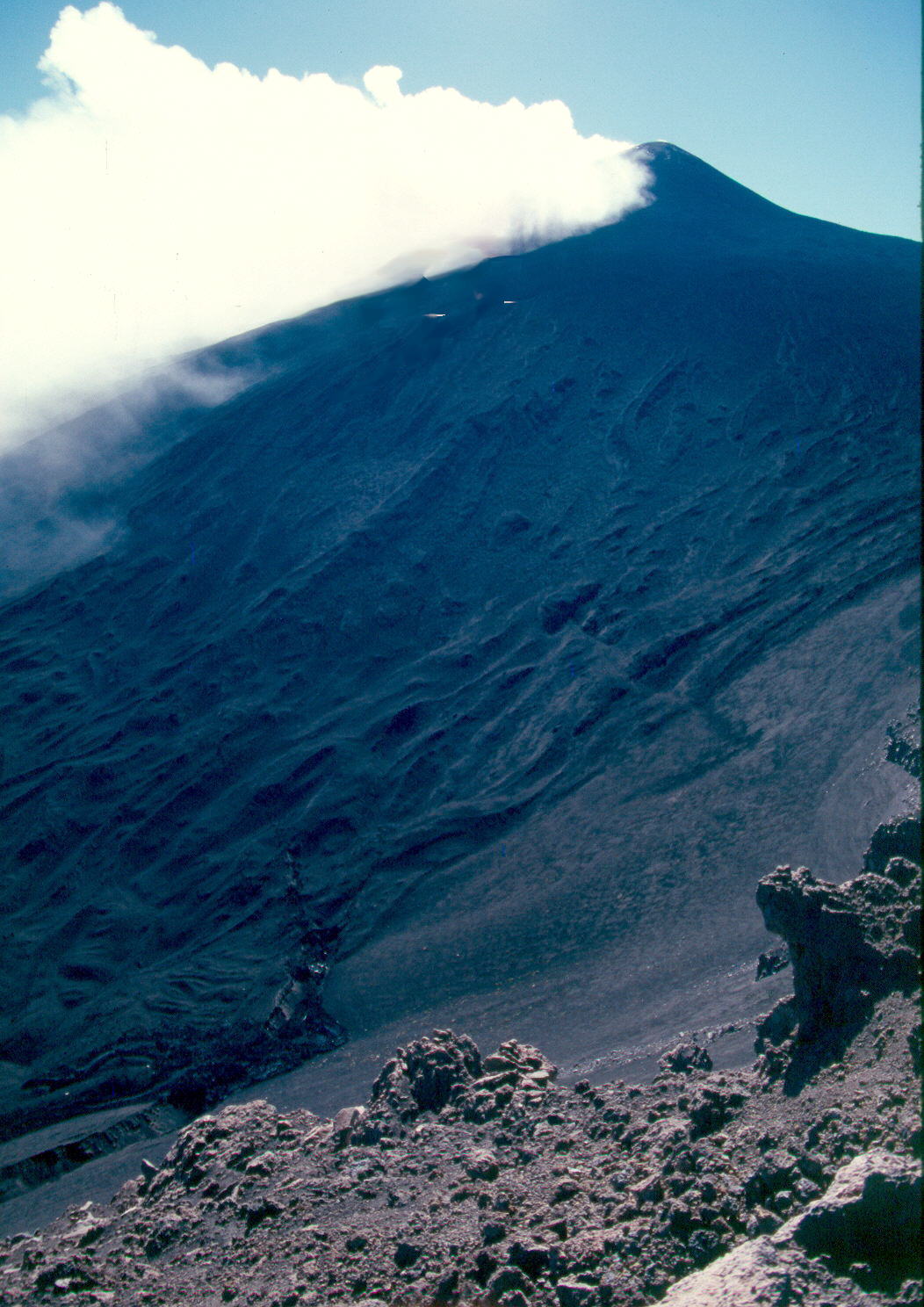 Cabecera del Valle del Leone. Coladas filiformes y fisuras eruptivas. Fotografía tomada en 2001