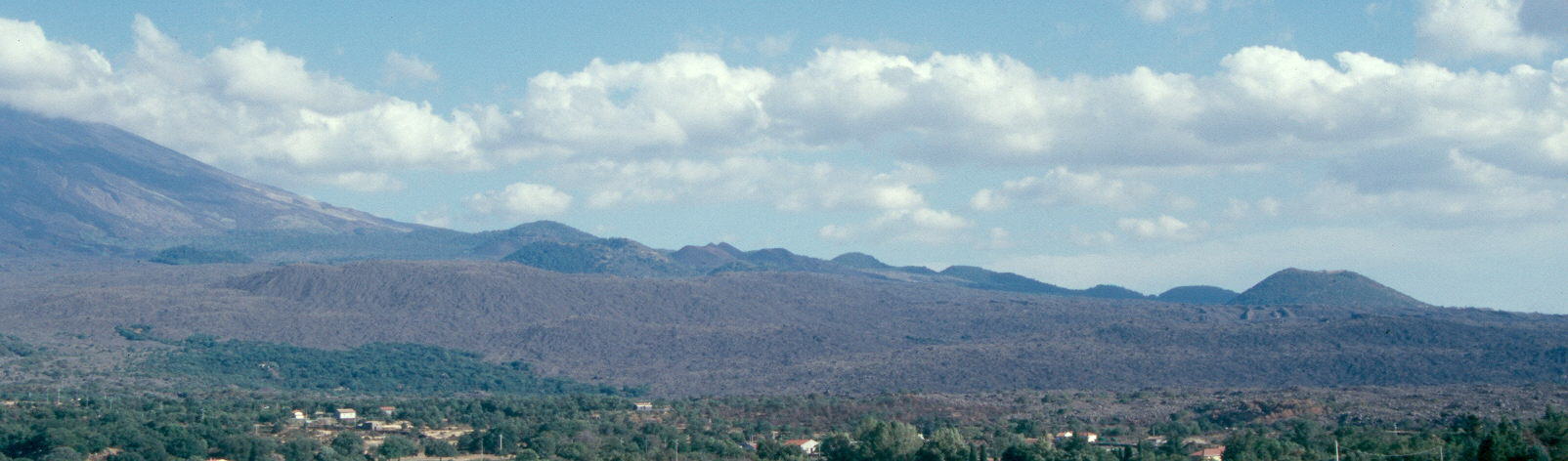 Conos de la vertiente suroriental. se observan los conos de Montes Fiori y las lavas de 1999, 1974, 1843 y 1763