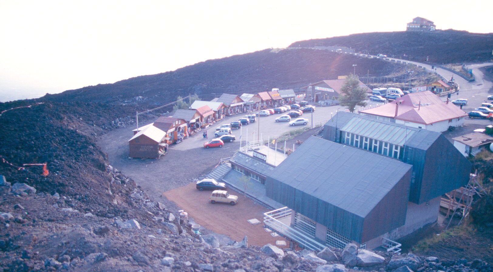 2001. Área recreativa protegida por murallas de lava