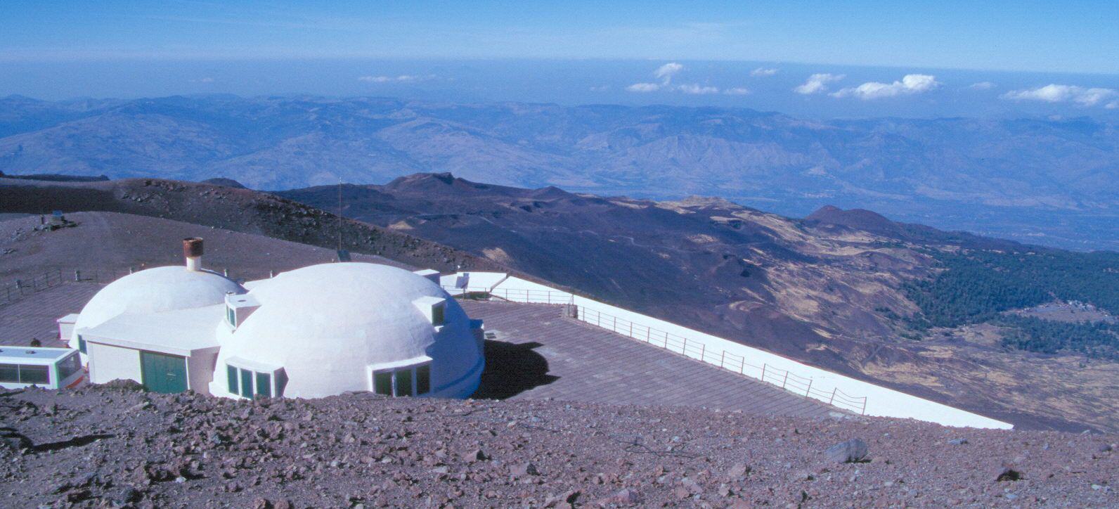 Nuevo observatorio que sustituye al destruido en las erupciones de 1971