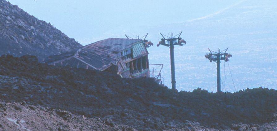 2001. Destrucción de la estación de la Funivia del Etna. Había sido inaugurada unas semanas antes.