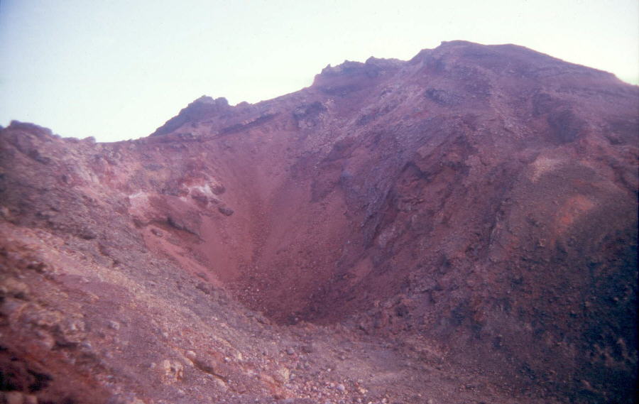 Cráter en 1981. Existen fumarolas y no hay colonización vegetal