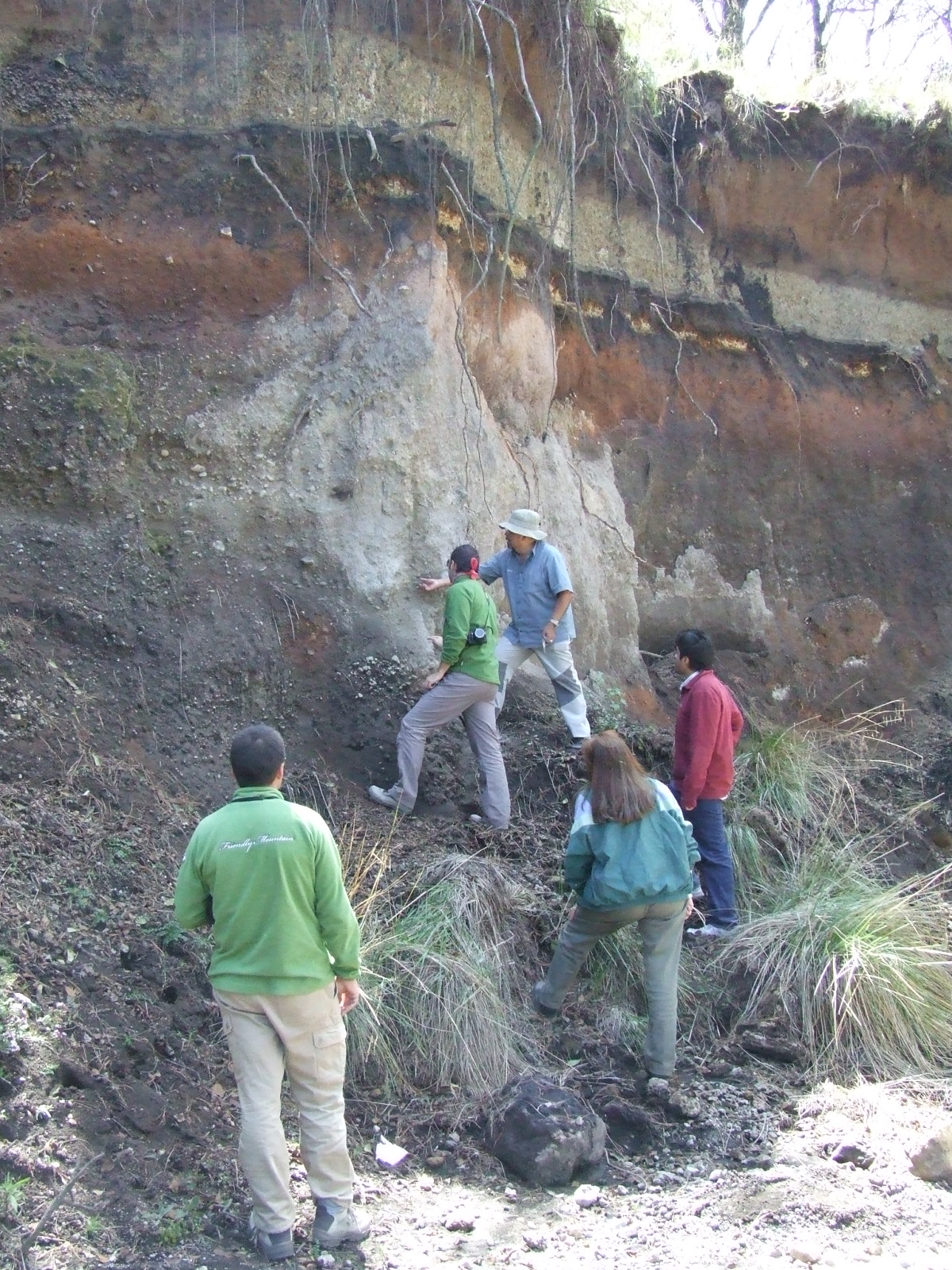 Científicos de GEOVOL, INVOLCÁN y de la UNAM, trabajando en los depósitos del Popo