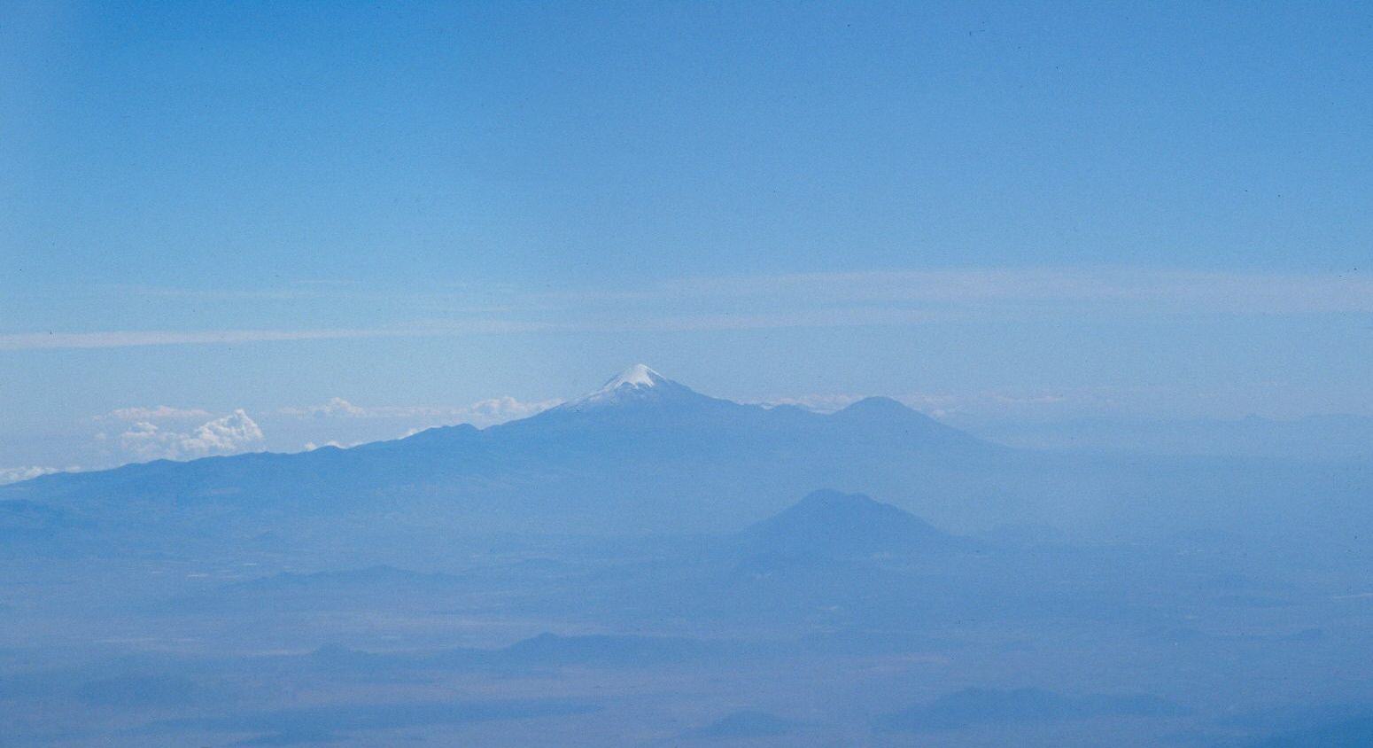 Vista aérea de  Oriental con el Orizaba y Sierra Negra. En el centro Las Derrumbadas