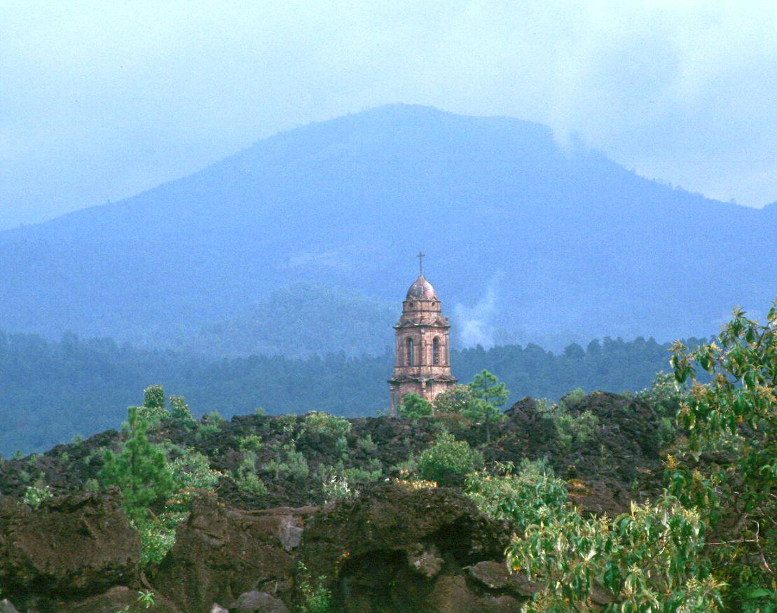 Torre de la iglesia de San Juan de Parangaricutiro