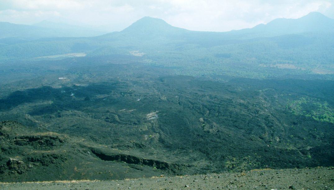 Coladas. En el horizonte, a la izquierda, se insinua el volcán Colima