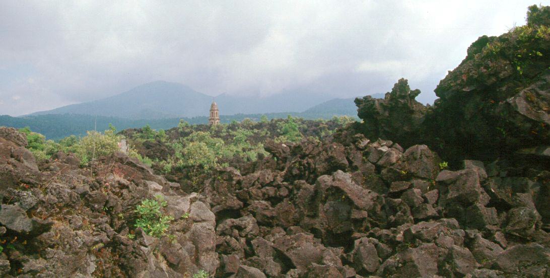 Coladas escoriáceas, ruinas de San Juan y sierras de Angahuan