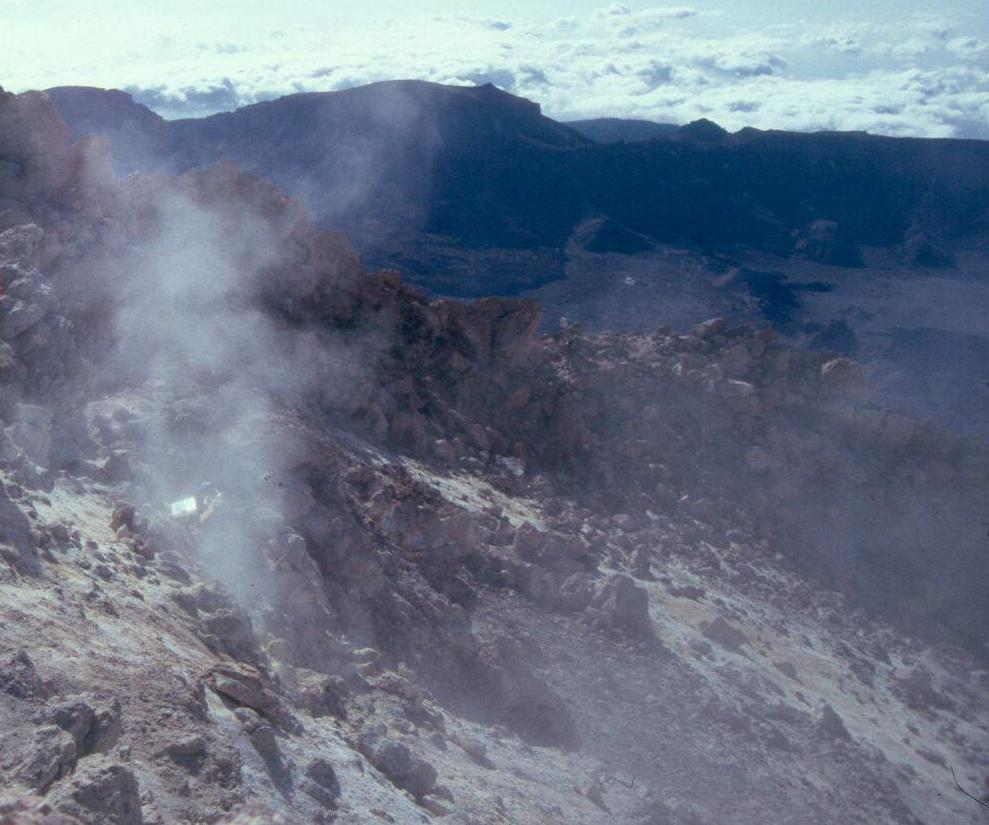 Fumarolas en el cráter. 1991