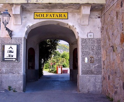 Puerta de acceso a La Solfatara