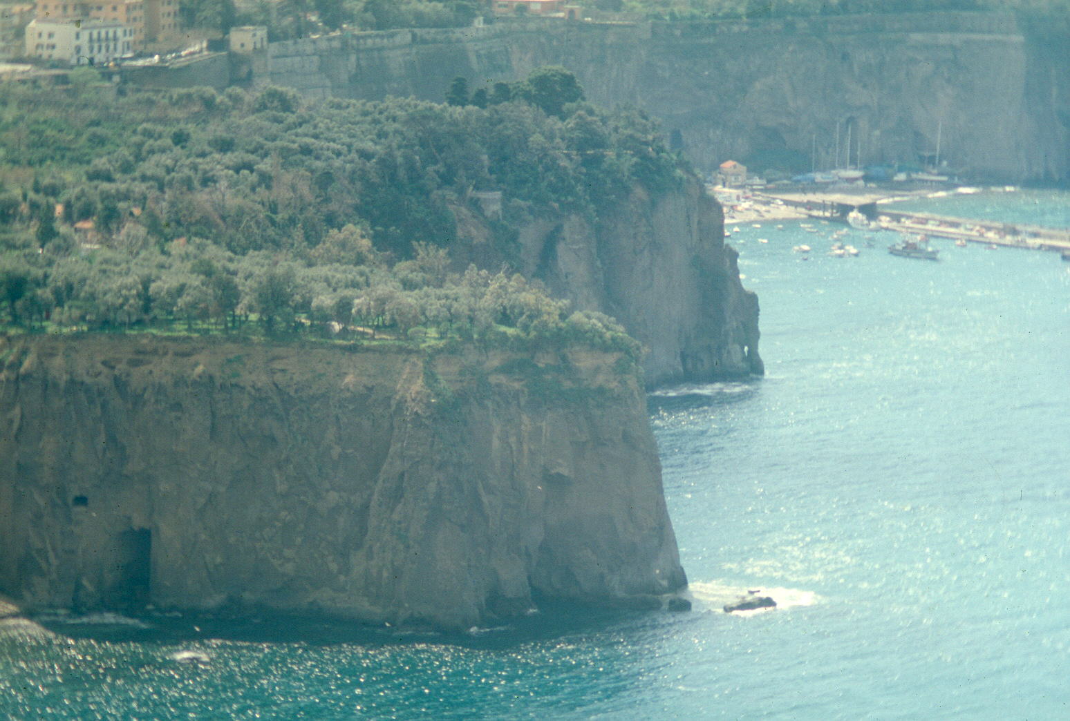 Depósitos de ignimbritas en la Bahía de Nápoles. Estrato superior de "tuffo giallo" 