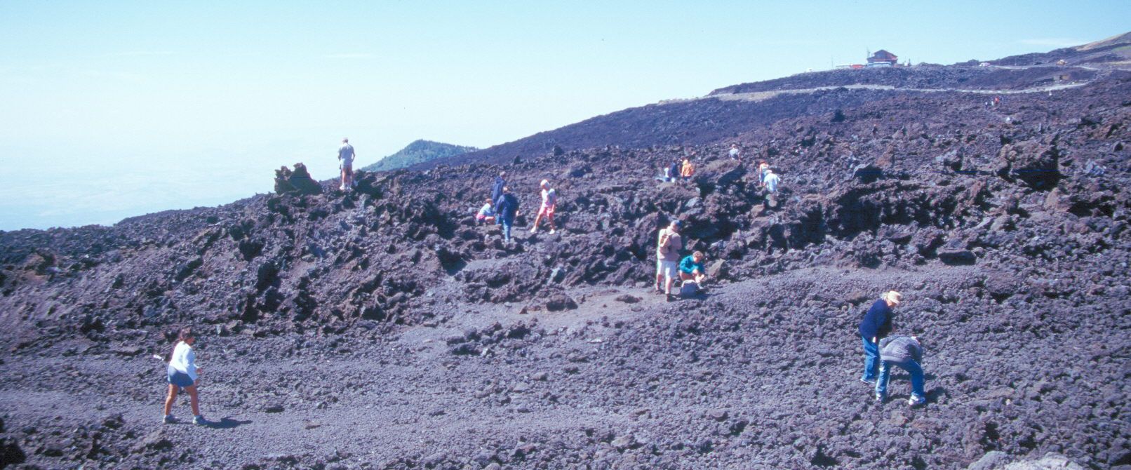 2001. Turistas caminando sobre la colada. El cruce sobre la lava evitaba un recorrido alternativo de más de 40 km.