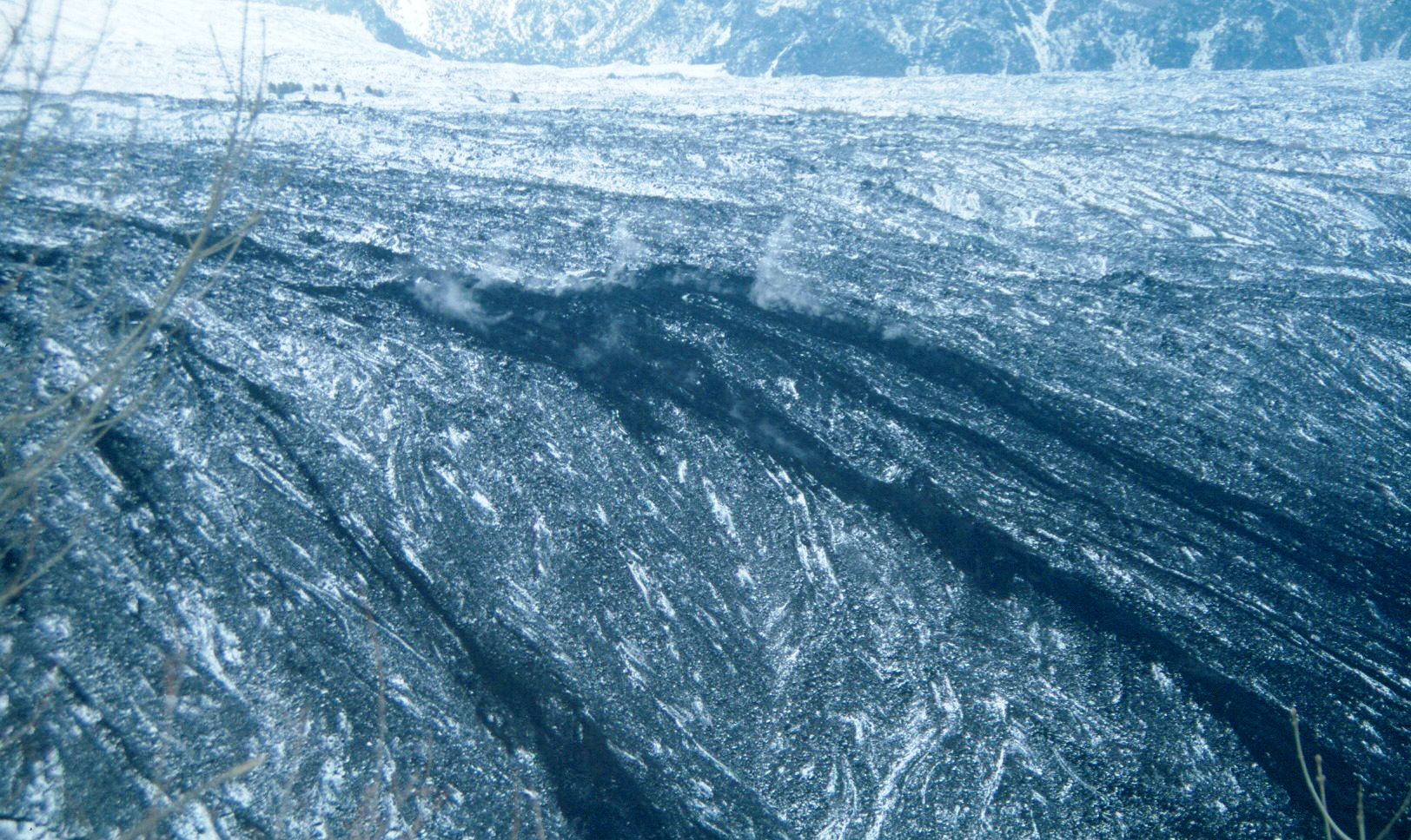 1997. Coladas humeantes (vapor por contacto con la nieve) descendiendo por el Valle del Bove