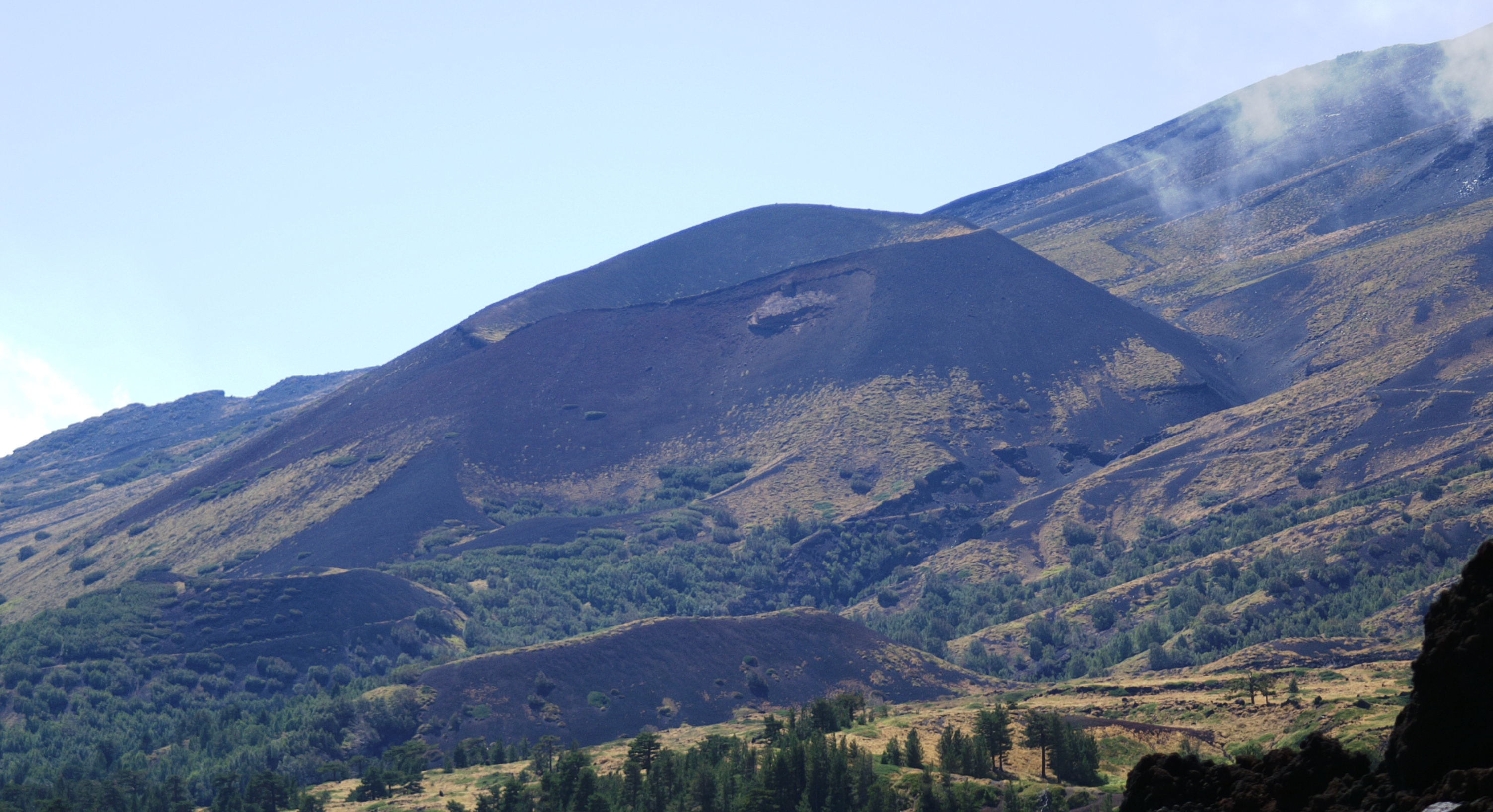 Monte Sartorius (1865) cubierto por los piroclastos de las erupciones de 2002