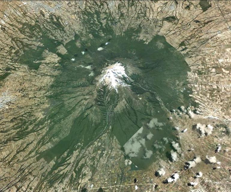 Volcán La Malinche. Cima cubierta de nieve y los dos grandes barrancos con inmensos conos de deyección.