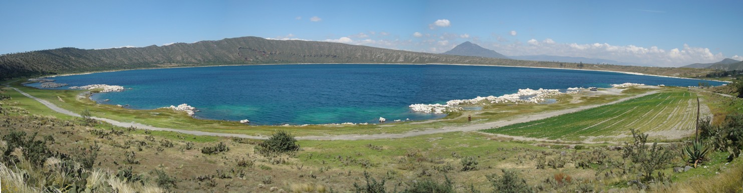 Laguna de Alchichica. Al fondo Cerro Pizarro