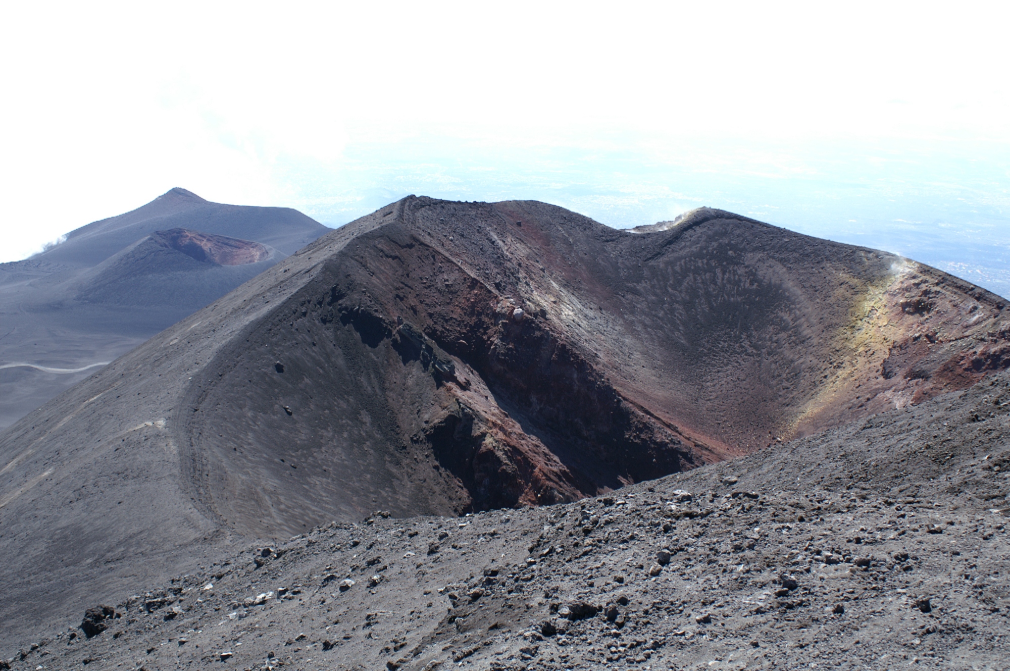 17-VII-2001. Nuevos cráteres se abren en la zona de cumbres, alineados con El Lagheto y La Montañola. Cota 2700
