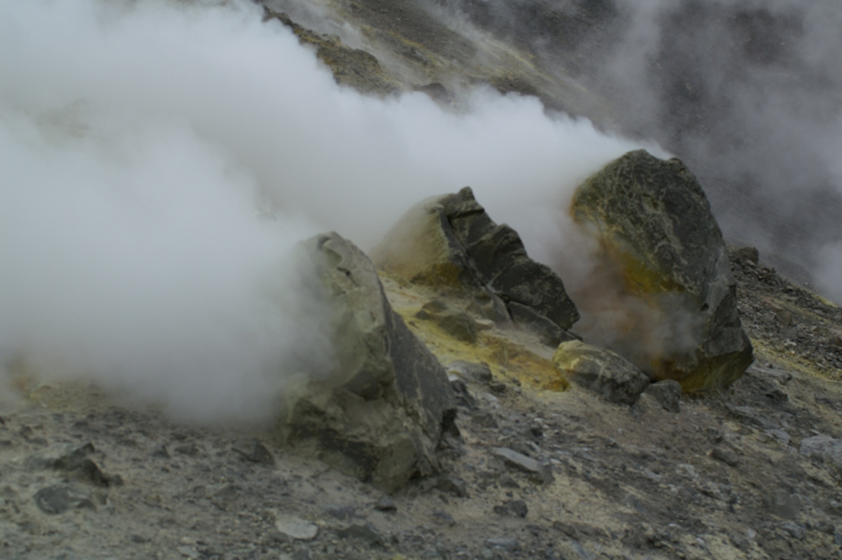 Intensa actividad fumarólica en el borde del cráter