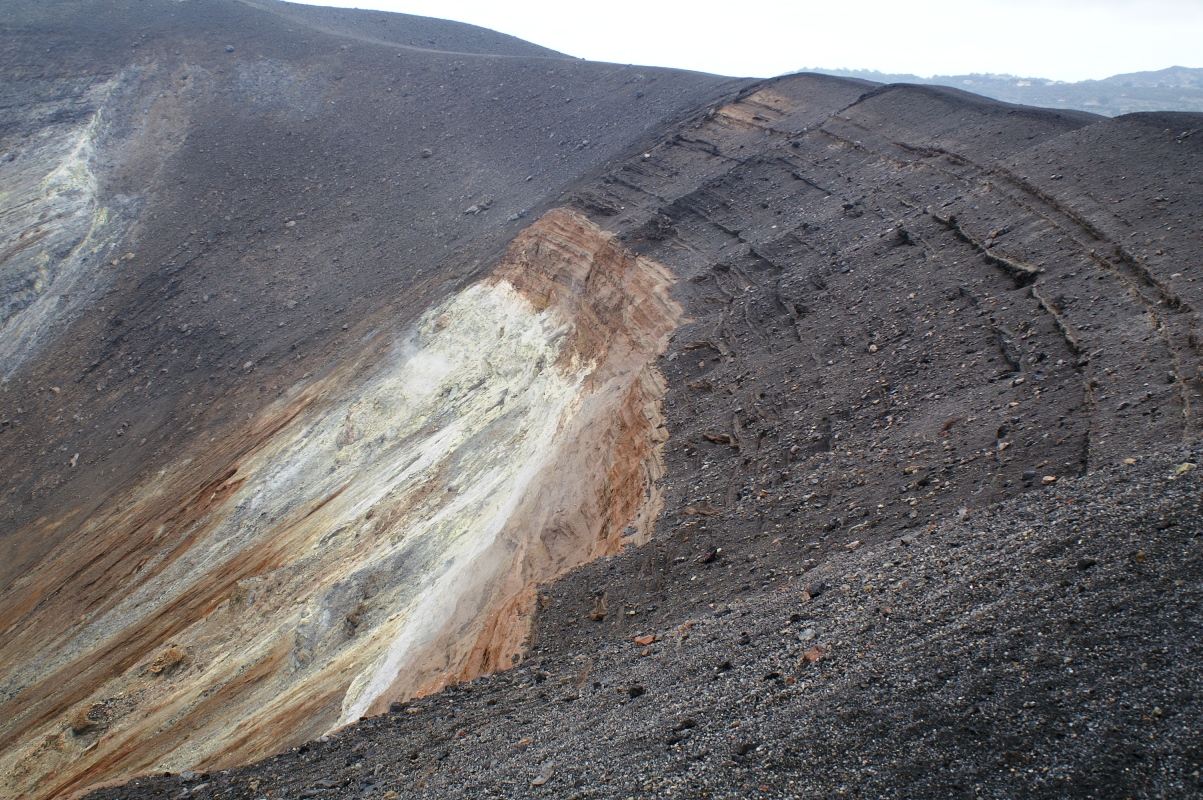 Pared del cráter con procesos recientes de deslizamiento