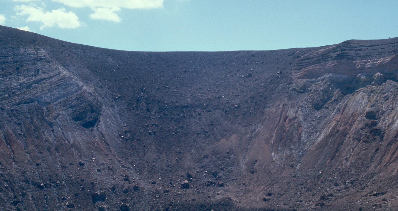 Fallas en las laderas del cráter