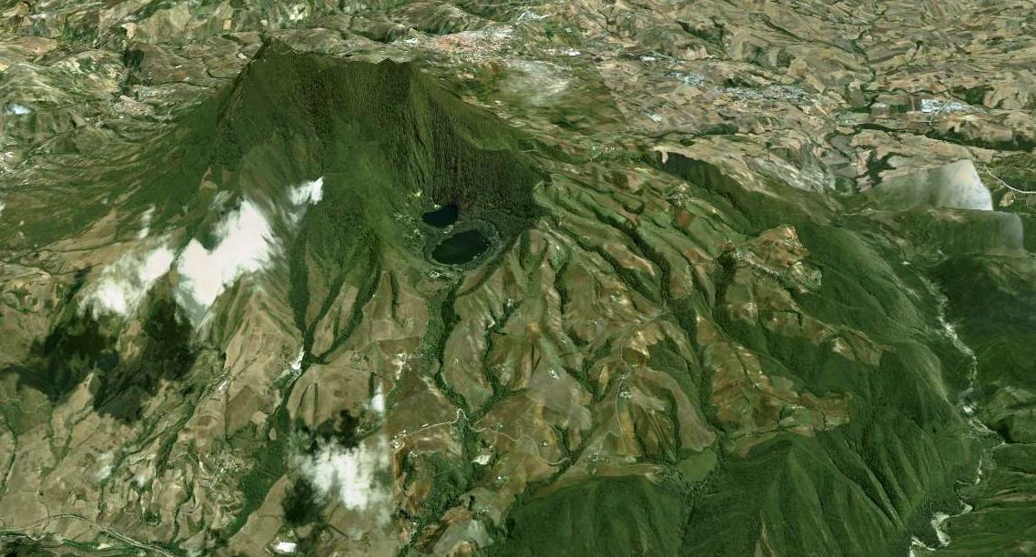Monte Vulture. Imagen Google del cráter de Monticchio y sus maares